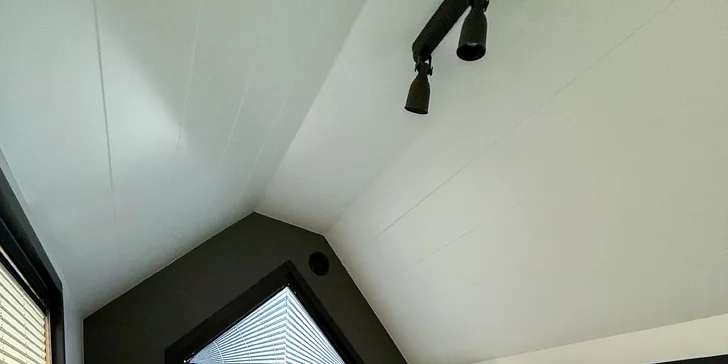 Súčasťou domčeka je obývací priestor prepojený s kuchynským kútom.