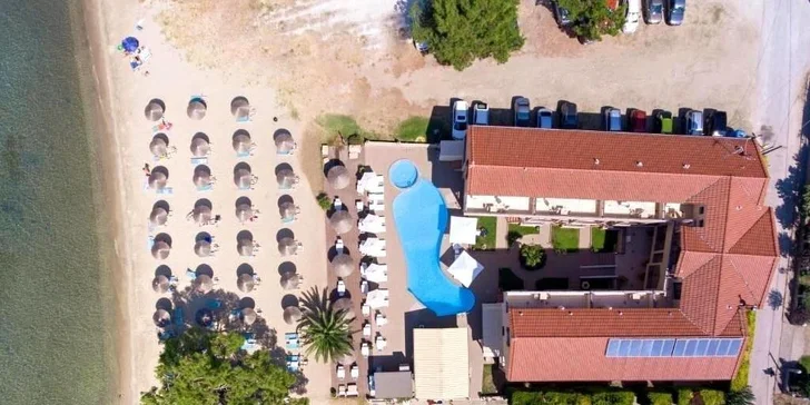 U bazénu a i na pláži jsou pro vás zdarma nachystaná lehátka se slunečníky. 