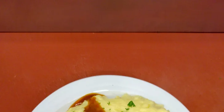 Vaří se zde z kvalitního českého masa.
