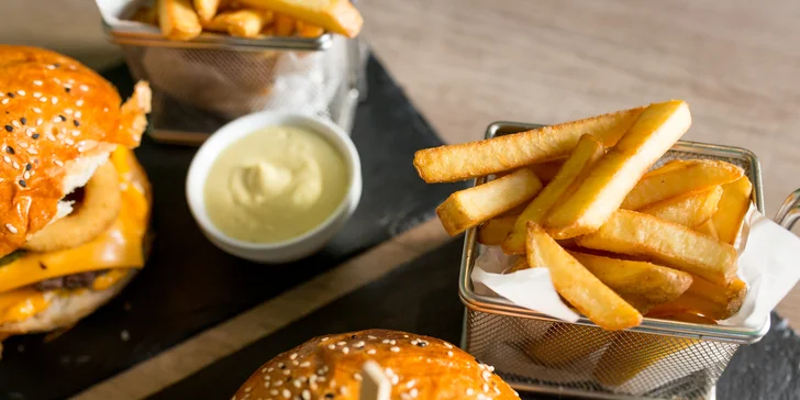 Metropola burger prináša vyváženú kombináciu slaninovej majonézy a sladkastého cibuľového chutney.