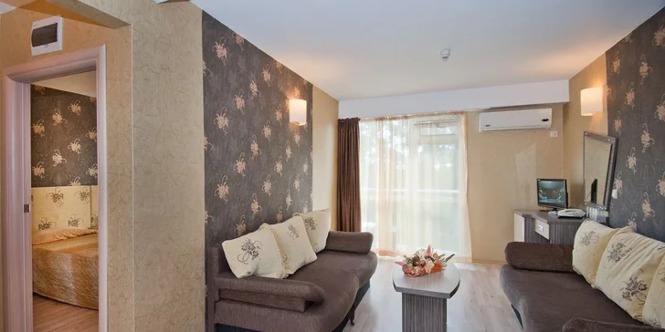 Bydlet budete v klimatizovaném dvoulůžkovém pokoji, za příplatek jsou k dispozici také rodinné apartmány.