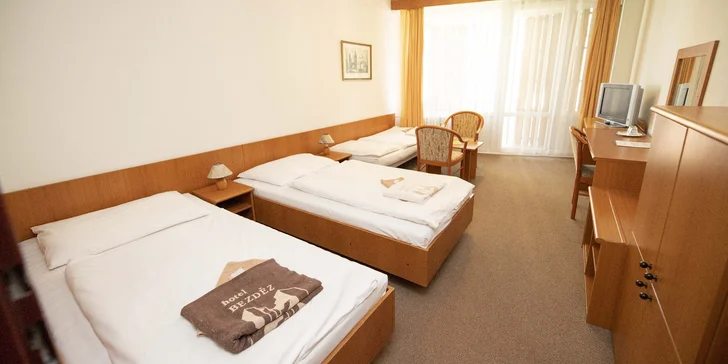 Hotel Bezděz stojí přímo na břehu Máchova jezera.