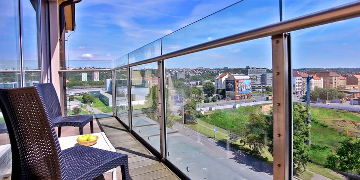 Na výběr máte ubytování v pokoji nebo apartmánu. Terasa u apartmánu nabízí příjemný výhled. 