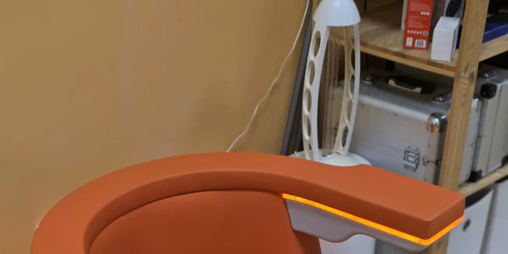 EMS kreslo je moderná pomôcka, ktorá pomocou jemných elektrických impulzov posilňuje svaly panvového dna