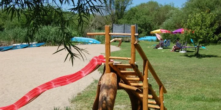 Děti se vyřádí na menším hřišti.