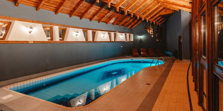 Zrekonstruované wellness centrum nabízí také krytý bazén.