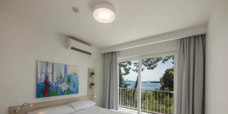 K dispozici budete mít minibar i rychlovarnou konvici. 