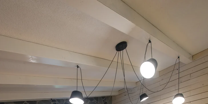 V obývačke sa okrem pohodlnej rozťahovacej pohovky nachádza aj satelitná TV s plochou obrazovkou 