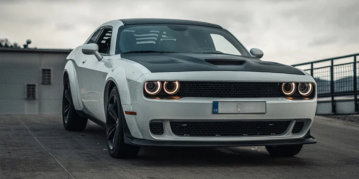 Brutální Dodge Challenger SRT Wide Body: spolujízda, řízení či pronájem