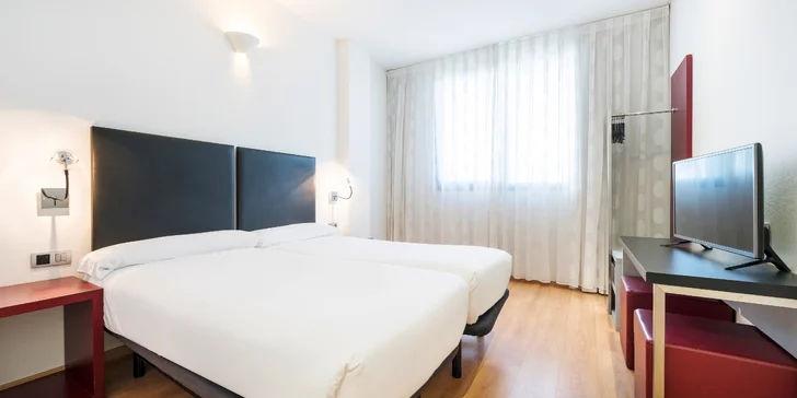 Hotel ILUNION Aqua 3 ponúka moderné ubytovanie v jednolôžkovej alebo dvojlôžkovej izbe.
