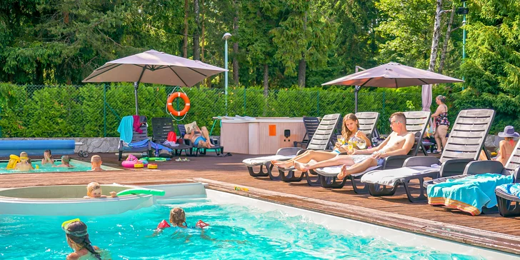 Poteší vás aj relax vo wellness centre, kde sú takmer celoročne v prevádzke 3 vyhrievané vonkajšie bazény so slanou vodou a teplotou 27 °C. 