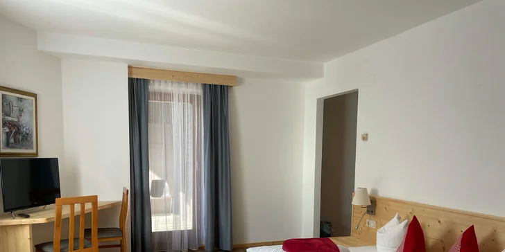 Připraví vám dvou- nebo čtyřlůžkový pokoj. K pokojům patří balkon (na fotce dvoulůžkový pokoj).