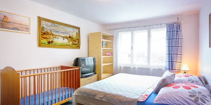 V chalupě jsou dvě třílůžkové a jedna čtyřlůžková ložnice.
