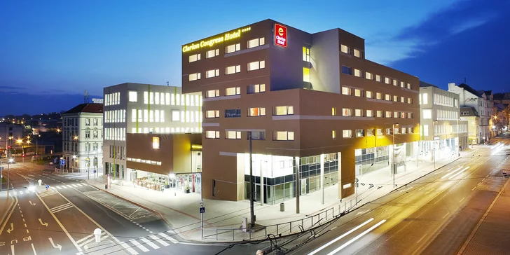 Hotel je součástí multifunkčního centra s obchody a administrativním zázemím.