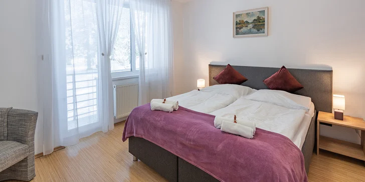 Ubytovaní budete v jednopokojovém nebo dvoupokojovém apartmánu.