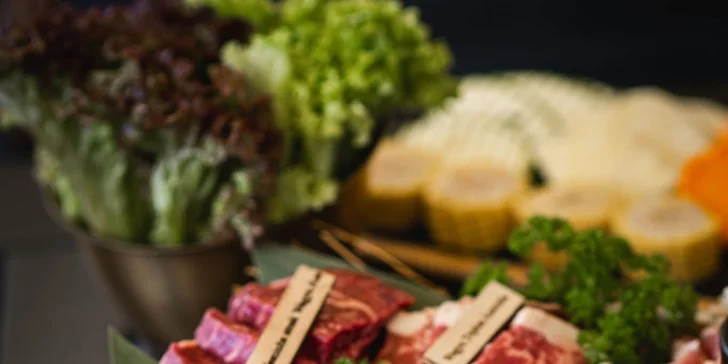 Ochutnáte např. Wagyu, úhoře, krevety, závitky či marinované vepřové.