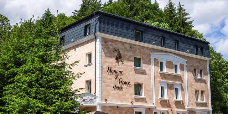 Hotel stojí na krásném místě uprostřed lesů. 