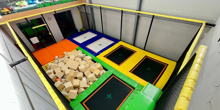 K dispozici je několik trampolín a různých překážek.