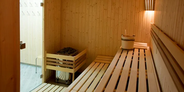 V ceně romantického balíčku je také hodina ve wellness či degustační večeře.