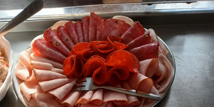 Raňajky sa podávajú formou bufetu, večere sú servírované.