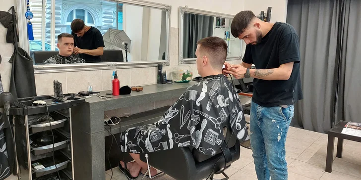 Šikulové s holicím strojkem a nůžkami v ruce tu zvládnou úpravu vlasů i vousů, nebo rovnou kompletní péči i s mytím a stylingem. 