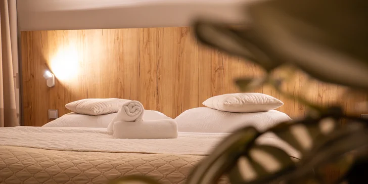 Hotel stojí v malebnom mestečku Sněžné v CHKO Žďárske vrchy a nedávno prešiel rekonštrukciou.