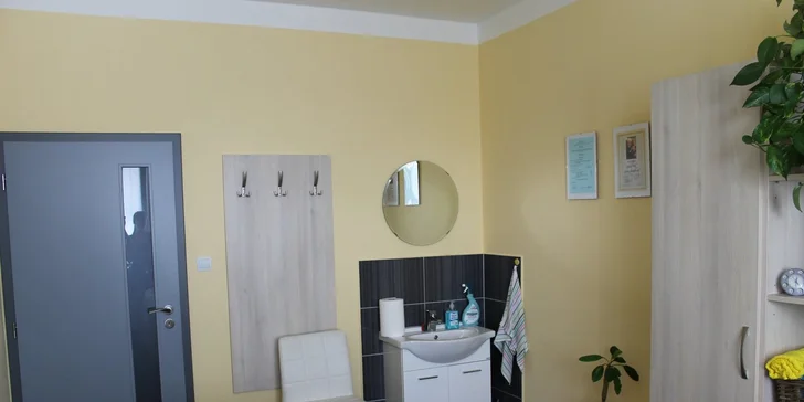 Nechte dlaně masérky ulevit vám od bolesti.