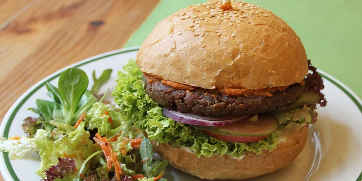 Hlavní roli v dvouchodovém menu hraje burger připravený z tempehové směsi. 