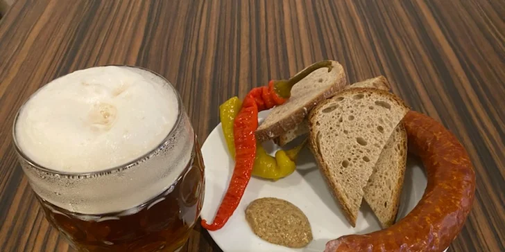 V ceně máte i klobásku s chlebem a pivo.
