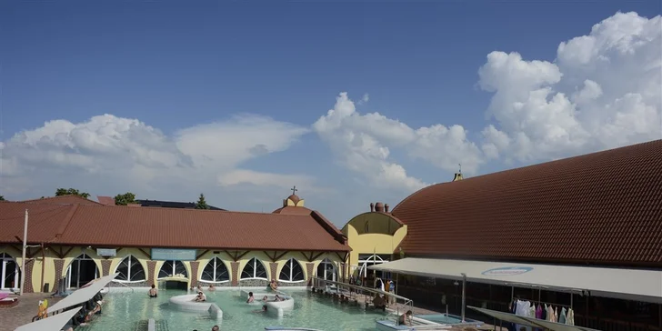 K dispozici jsou bazény venkovní, kryté i polokryté. Termální voda v nich dosahuje teploty 26–38 °C a má blahodárné účinky na pohybové ústrojí. 

