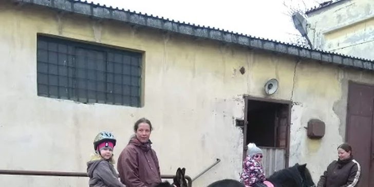 Před samotnou vyjížďkou se děti podívají do stáje, kde si mohou vyzkoušet péči o zvířátka. 