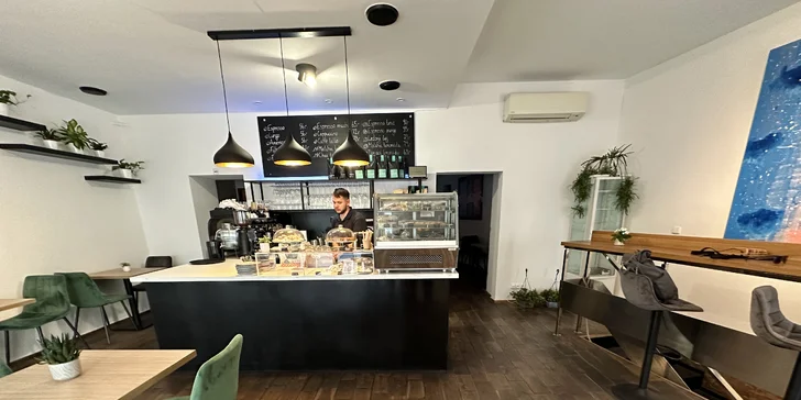 Z káv je na výběr slabší caffe latte nebo silnější cappuccino. 