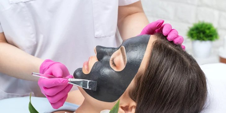 Základom je povrchové čistenie pleti a aplikácia 100% prírodnej pleťovej masky na báze uhlíka