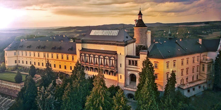 Pohádková romantika v Chateau Zbiroh: večeře v krčmě, wellness a prohlídka zámku