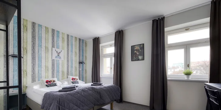 V základnej cene je útulná dvojlôžková izba (15 m²), kde nechýba Smart TV, Wi‑Fi, klimatizácia ani malá chladnička.