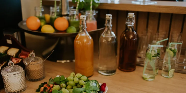 Podávajú sa buď formou švédskych stolov, alebo výberom z menu – podľa obsadenosti hotela.