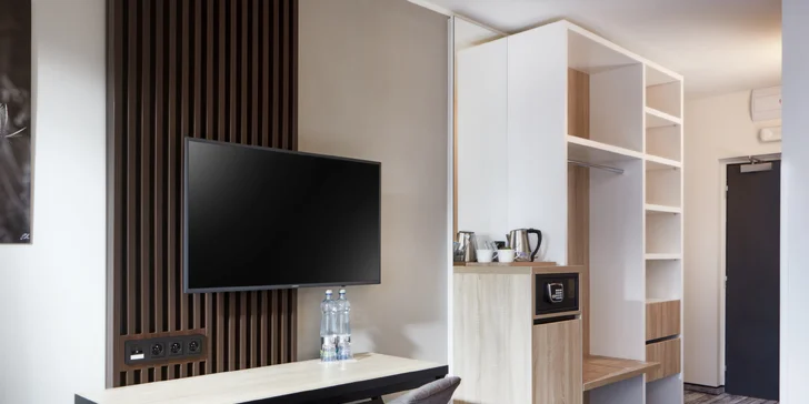 K vybavení patří TV, trezor i čajový a kávový set. 