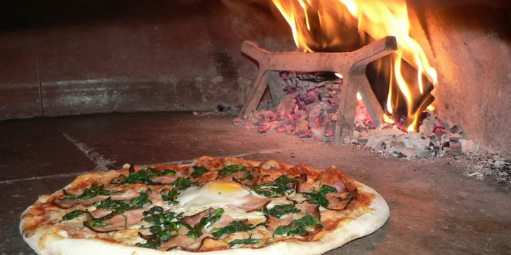 Pravá pizza se v rozpálené peci peče jen pár minut.