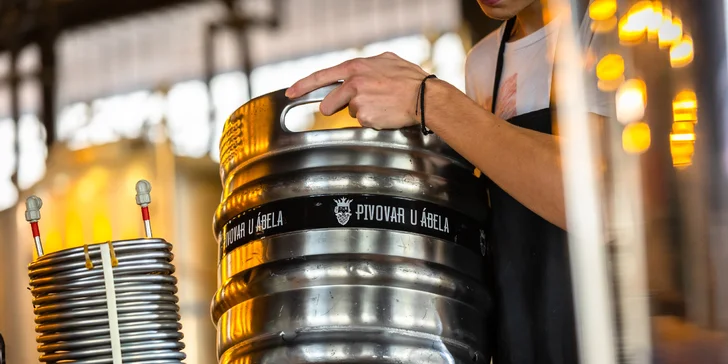 Súčasťou kurzu je aj degustácia pív z Pivovaru U Ábela, drobné občerstvenie a inšpiratívna prehliadka pivovaru.