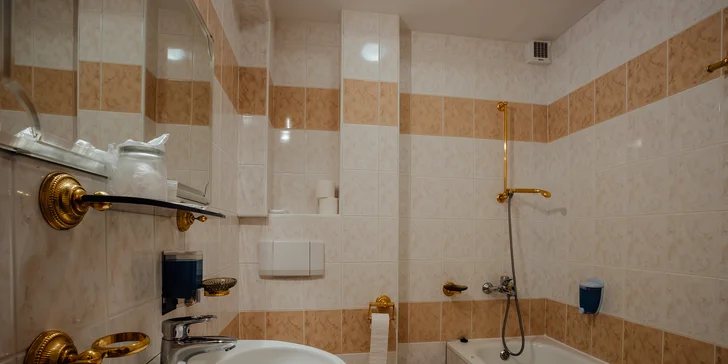  K dispozici budete mít samostatnou koupelnou s vanou nebo sprchovým koutem a toaletou.