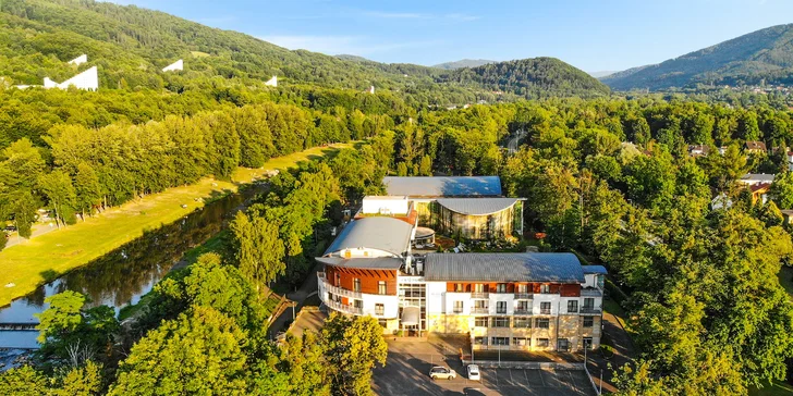 Hotel sa nachádza v objatí zelene pri rieke Visla.