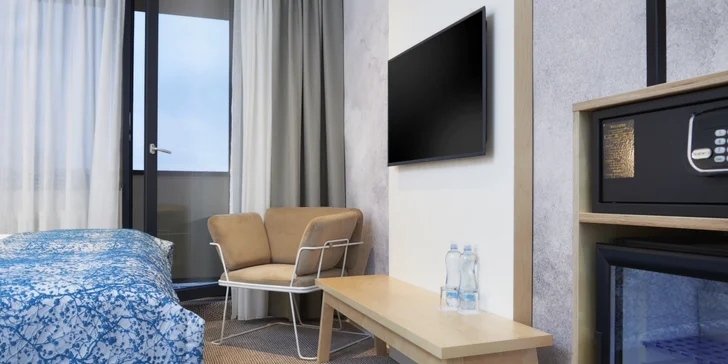 K vybavení pokoje patří TV, trezor, lednička, rychlovarná konvice i čajový a kávový set. 