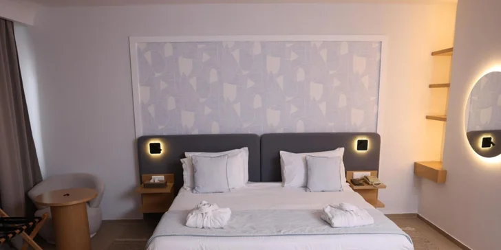 Nechybí ani TV, klimatizace, Wi-Fi připojení a trezor. 