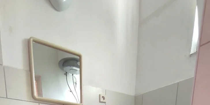 Samozrejmosťou je kúpeľňa so sprchovacím kútom a WC.