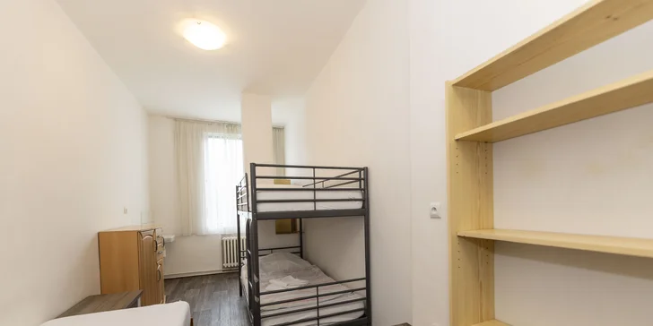Pokoje se společným sociálním zařízením na chodbě jsou jednoduché, ale čisté a funkčně zařízené.