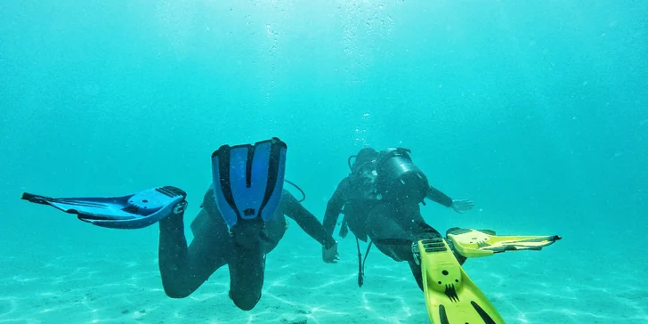 Vyzkoušejte si potápění nebo parasailing.