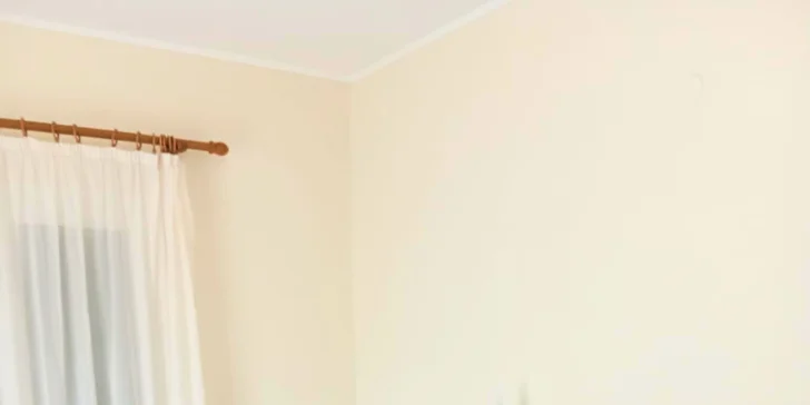 Součástí apartmánů je TV, bezplatné Wi‑Fi připojení a vlastní balkon nebo terasa s výhledem do zeleně či okolní vesnice. 