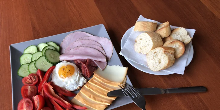 Sáhnout můžete po balíčku se snídaněmi (bufetové) či rovnou s polopenzí, u které si večeři vyberete z menu. 
