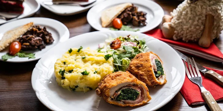 Velikonoční menu pro 2 osoby: králičí jatýrka a kuřecí prsa s mladými kopřivami