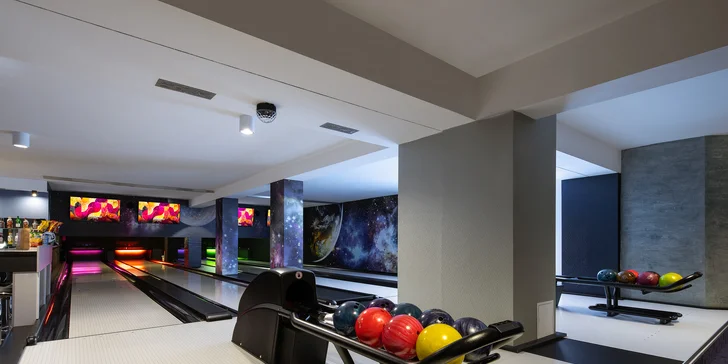 V resortu si můžete za poplatek zahrát i bowling ("Romantický pobyt" má hodinu bowlingu v ceně).
